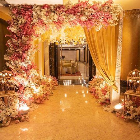 Radisson Blu Kaushambi Delhi Ncr Hotel กาเซียบัด ภายนอก รูปภาพ