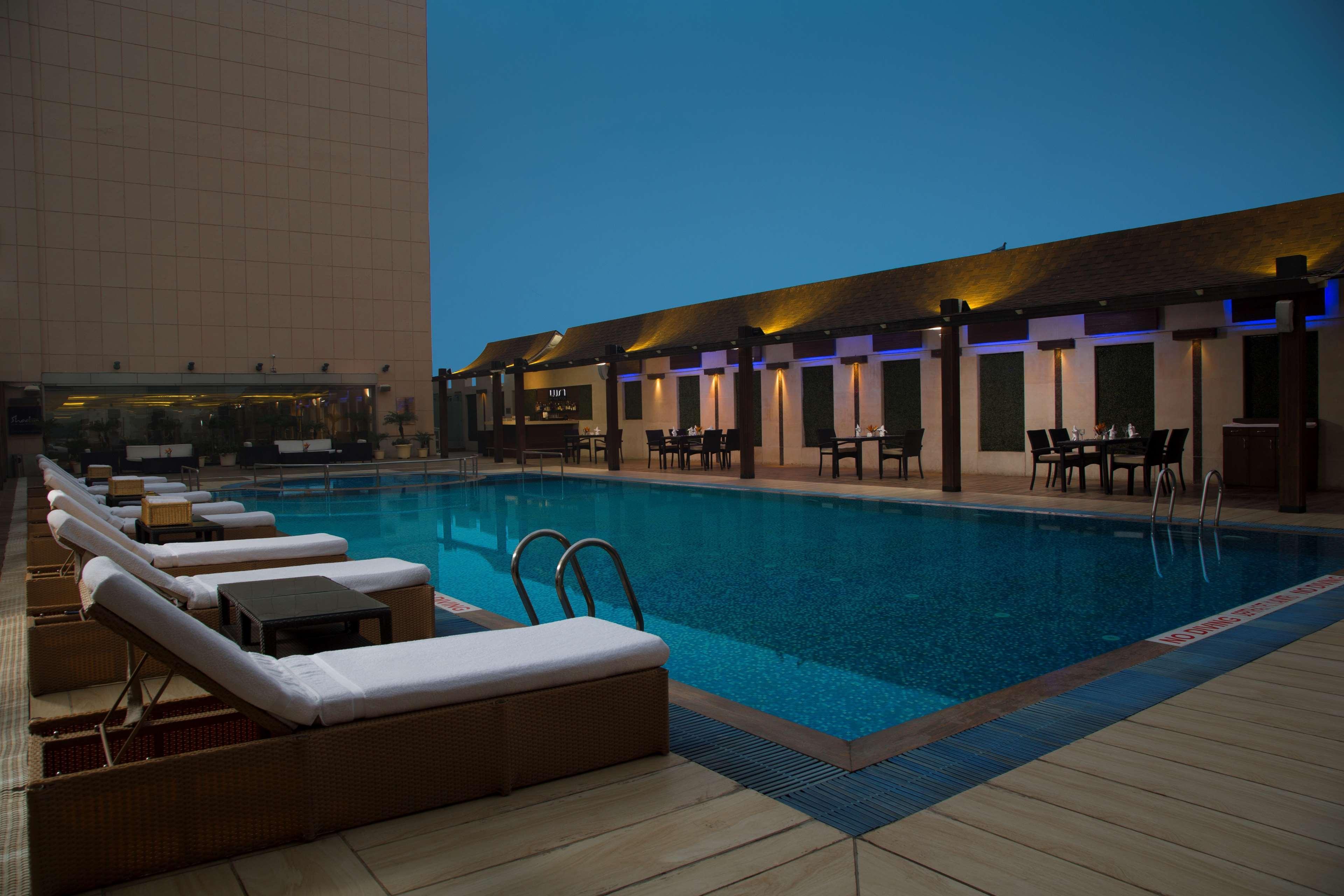 Radisson Blu Kaushambi Delhi Ncr Hotel กาเซียบัด ภายนอก รูปภาพ