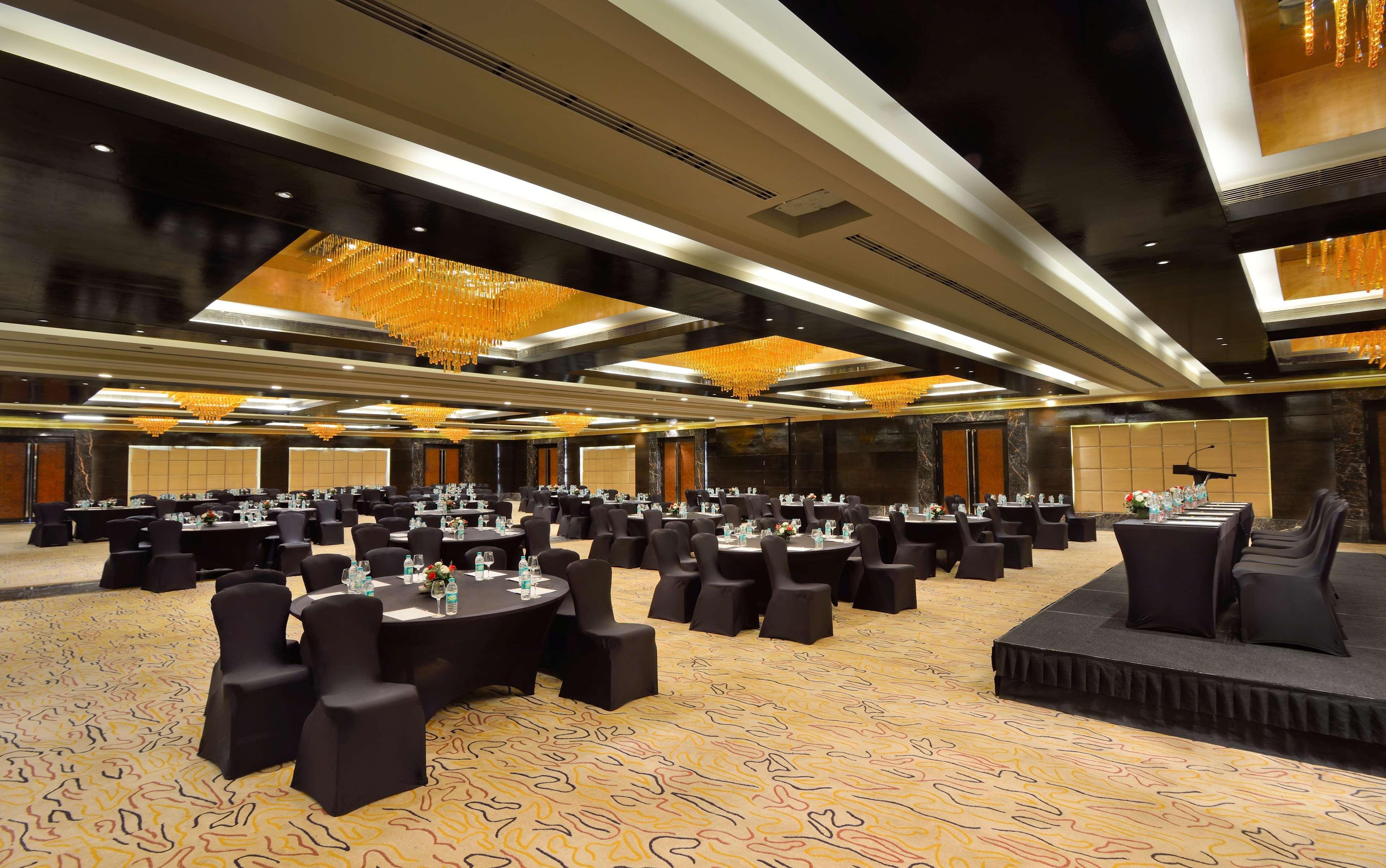 Radisson Blu Kaushambi Delhi Ncr Hotel กาเซียบัด ภายนอก รูปภาพ