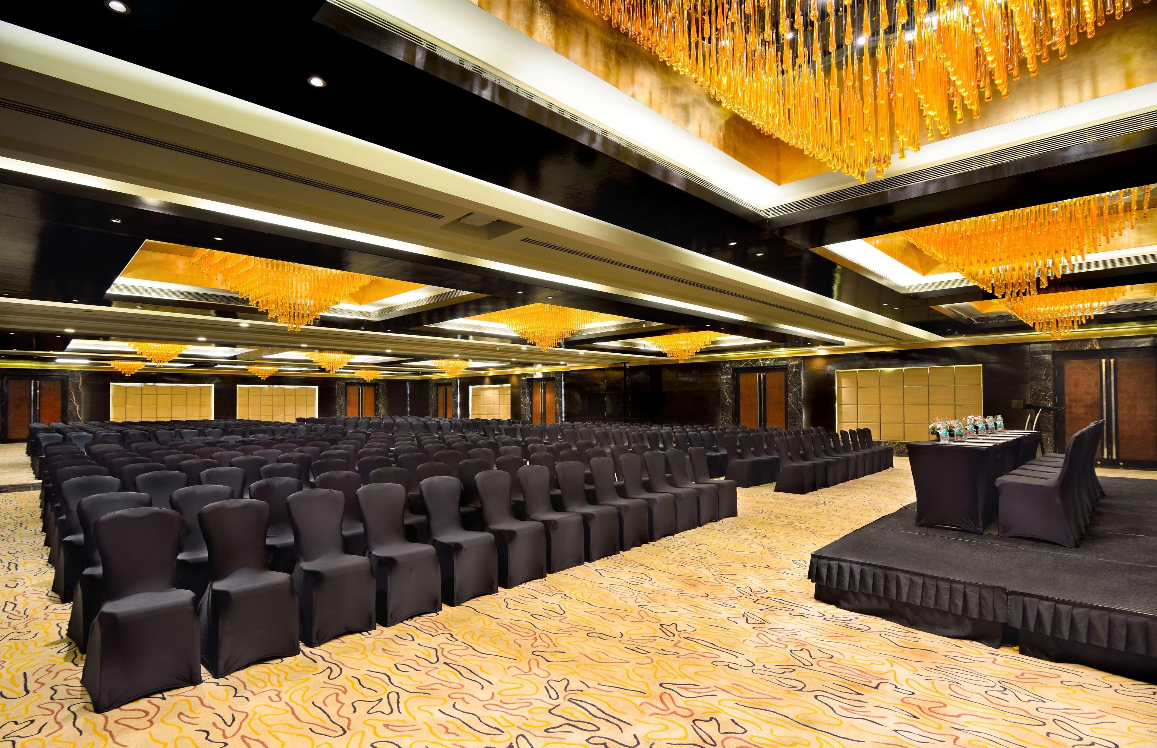 Radisson Blu Kaushambi Delhi Ncr Hotel กาเซียบัด ภายนอก รูปภาพ