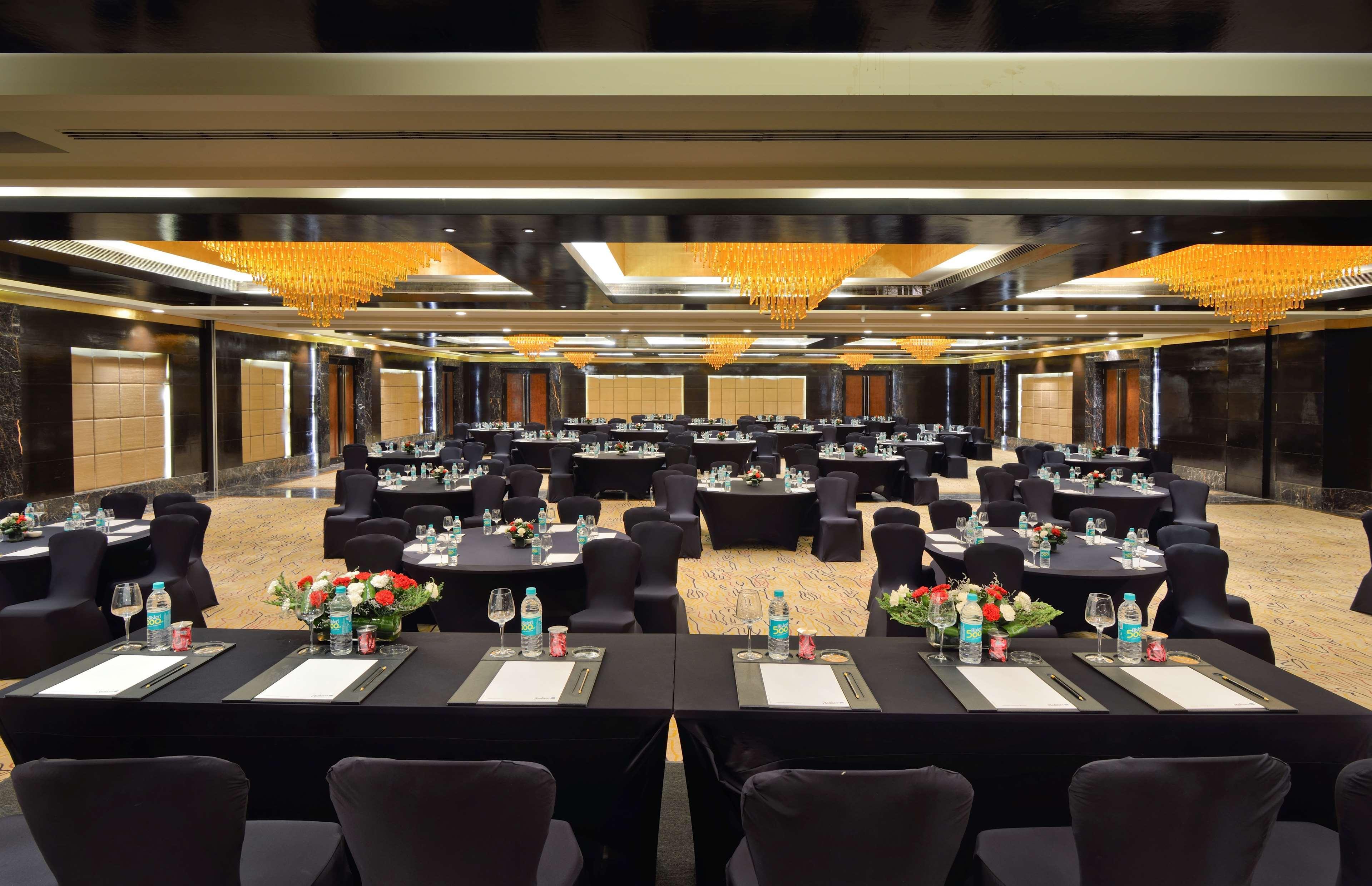 Radisson Blu Kaushambi Delhi Ncr Hotel กาเซียบัด ภายนอก รูปภาพ