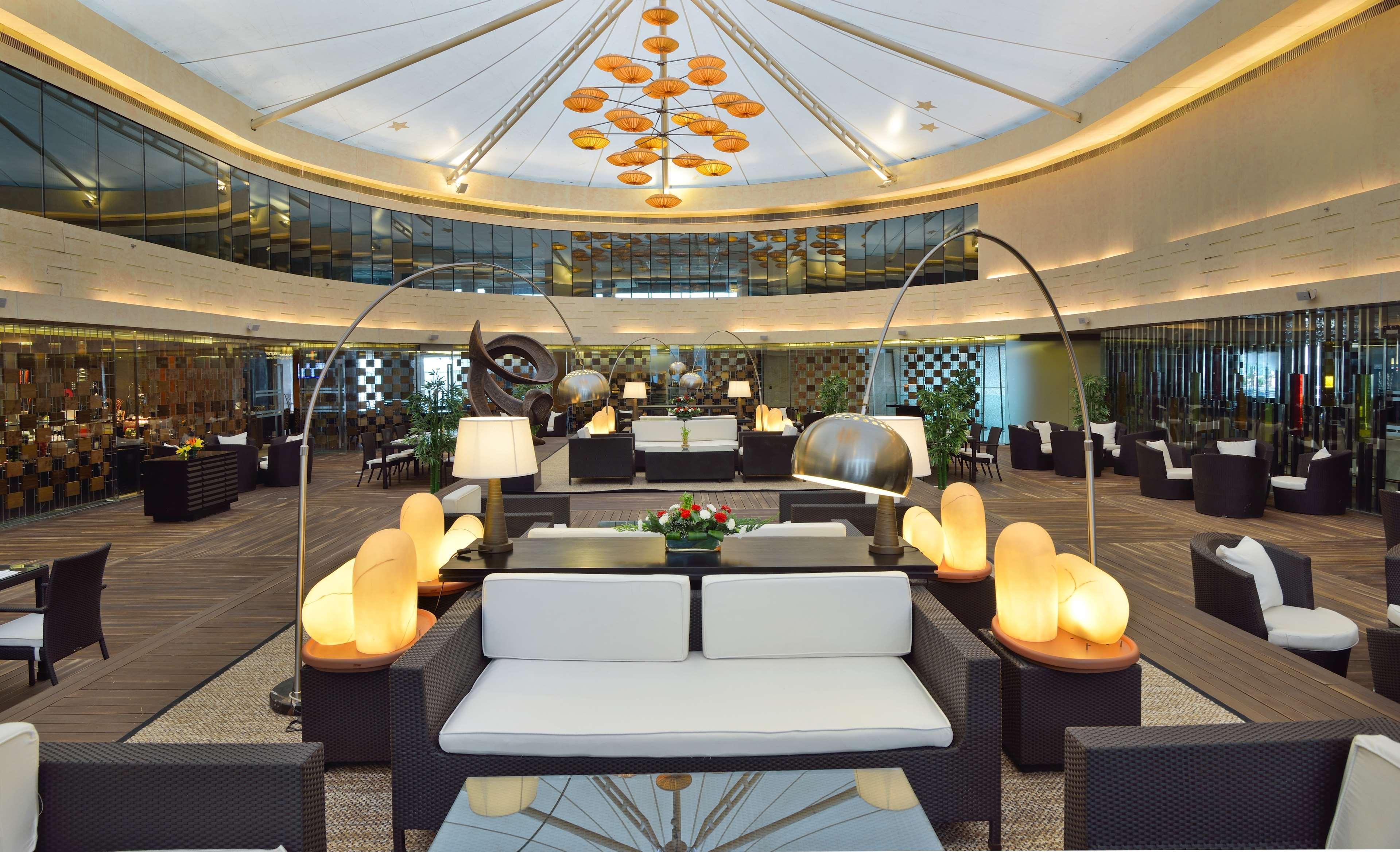 Radisson Blu Kaushambi Delhi Ncr Hotel กาเซียบัด ภายนอก รูปภาพ