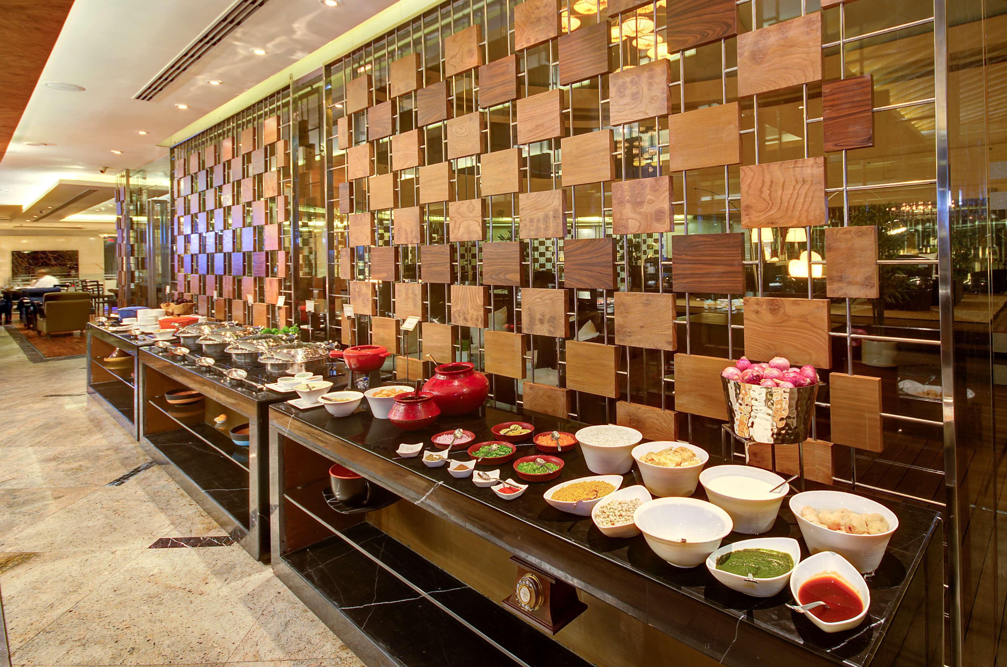 Radisson Blu Kaushambi Delhi Ncr Hotel กาเซียบัด ภายนอก รูปภาพ