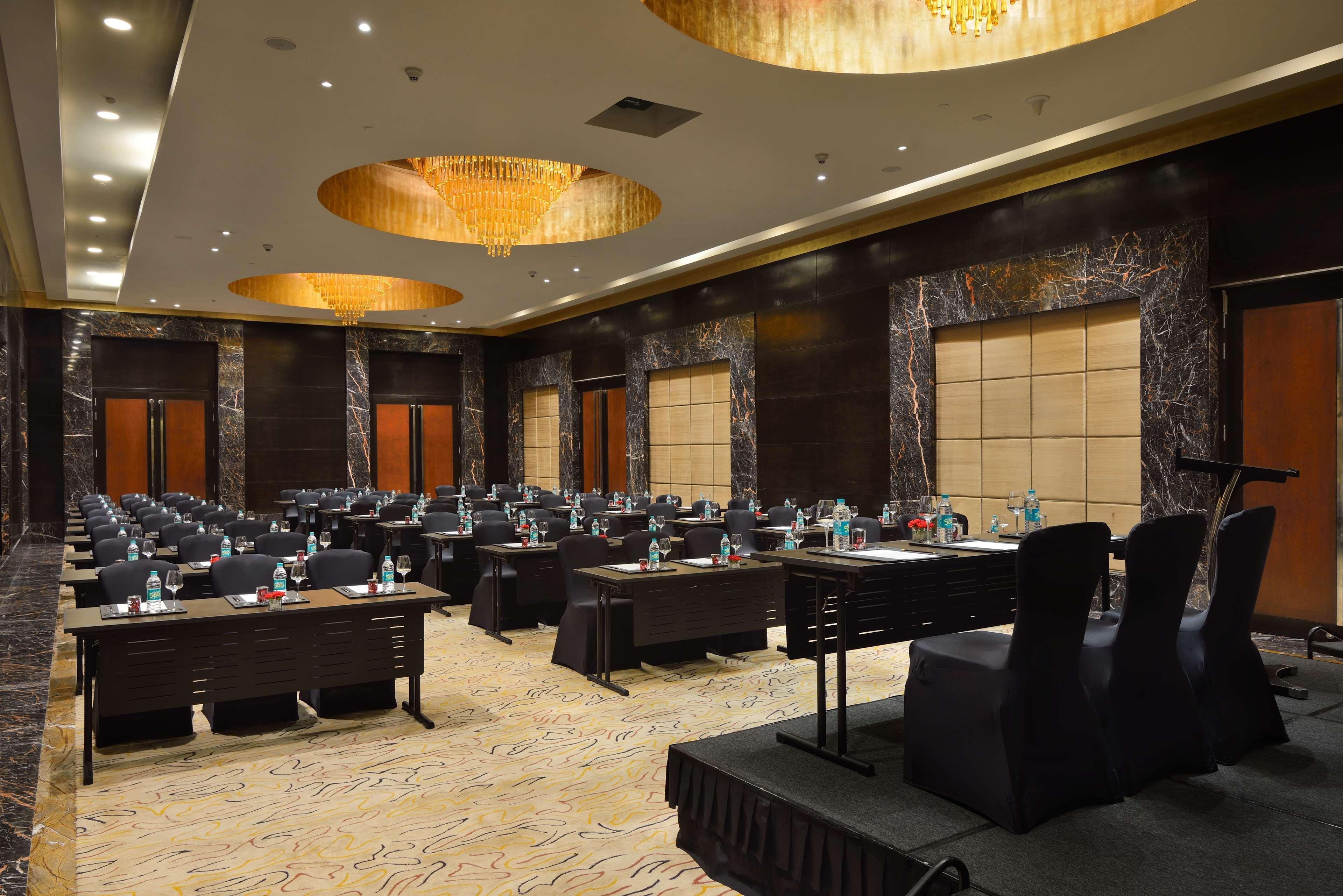 Radisson Blu Kaushambi Delhi Ncr Hotel กาเซียบัด ภายนอก รูปภาพ