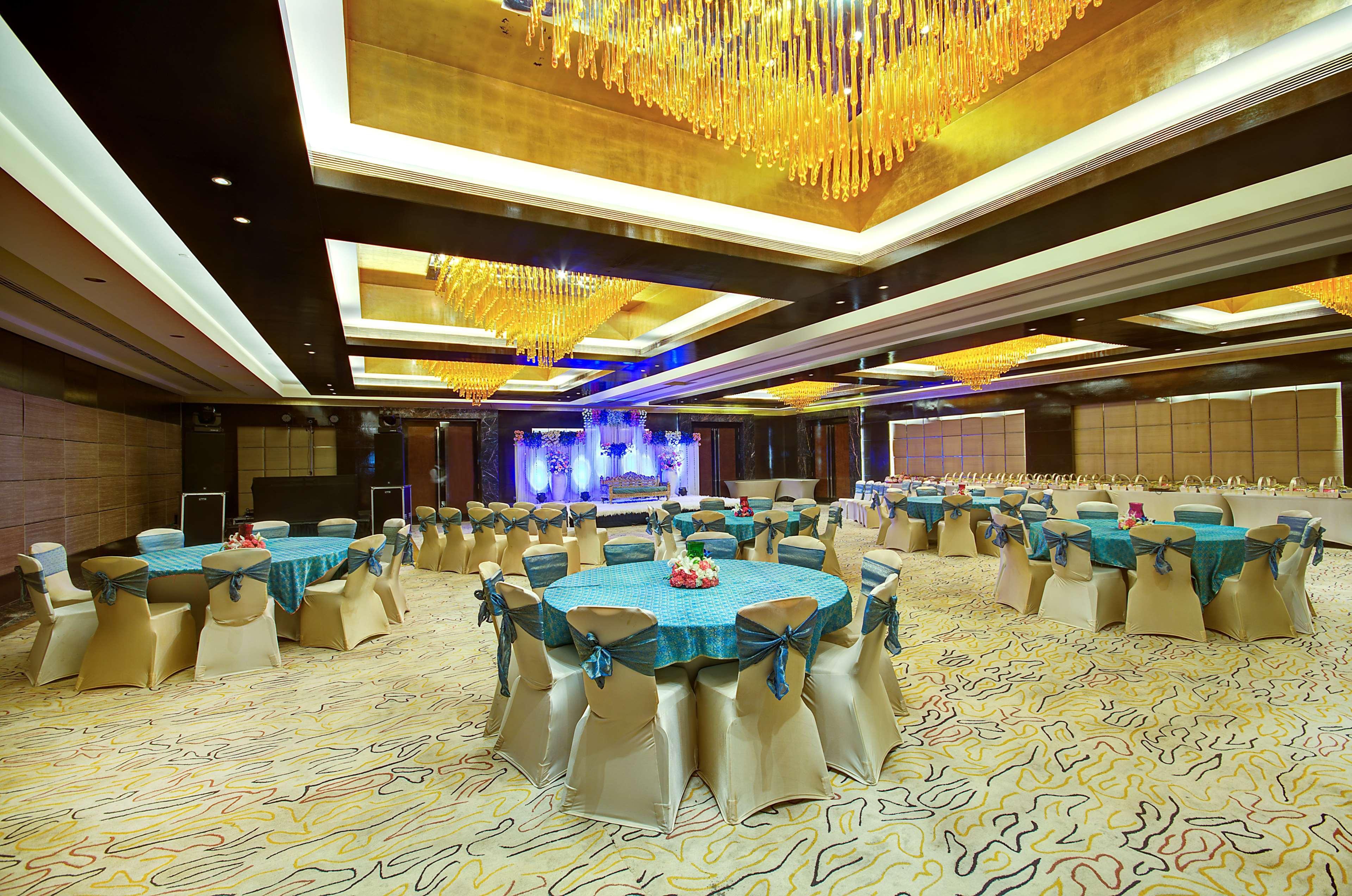 Radisson Blu Kaushambi Delhi Ncr Hotel กาเซียบัด ภายนอก รูปภาพ