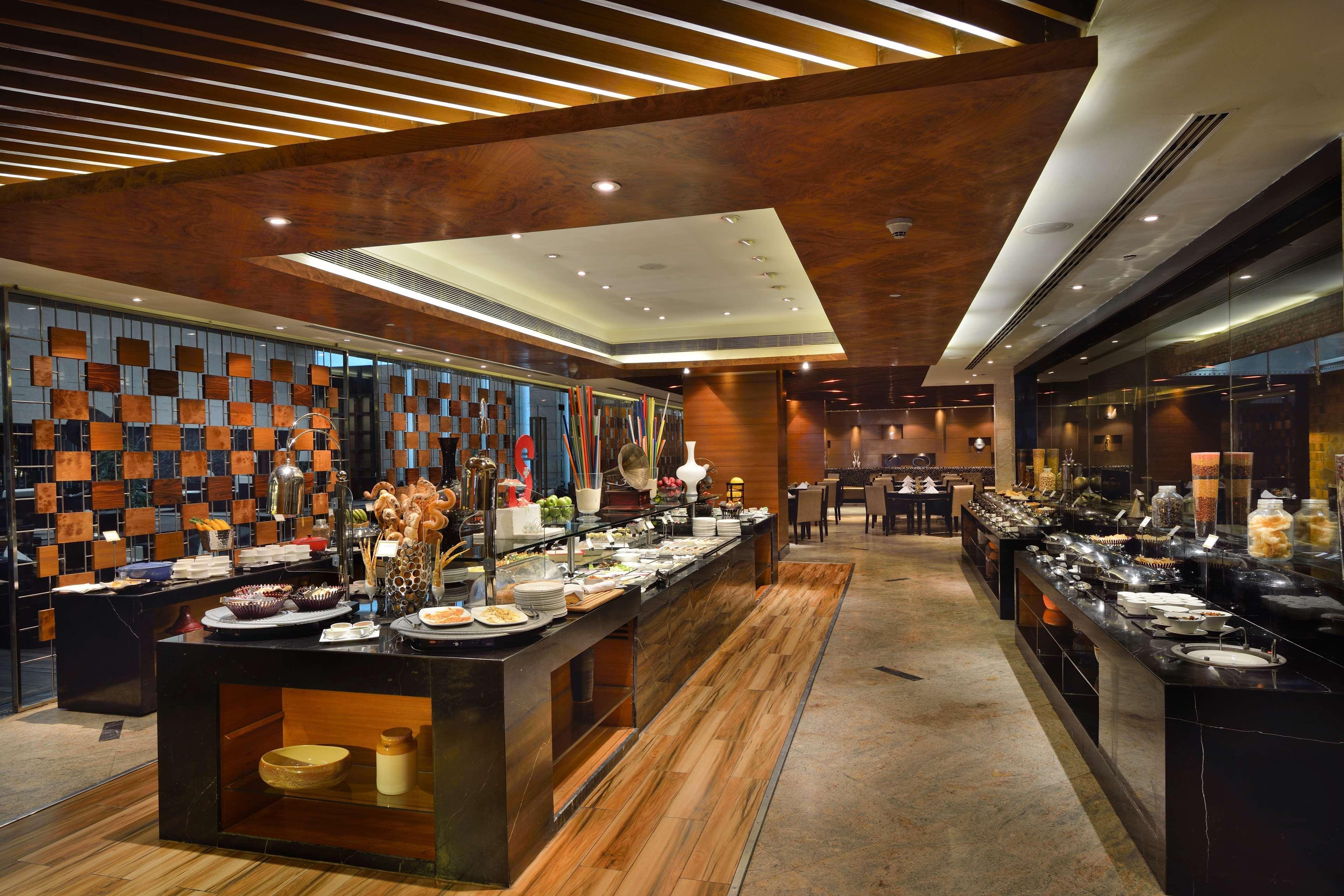 Radisson Blu Kaushambi Delhi Ncr Hotel กาเซียบัด ภายนอก รูปภาพ