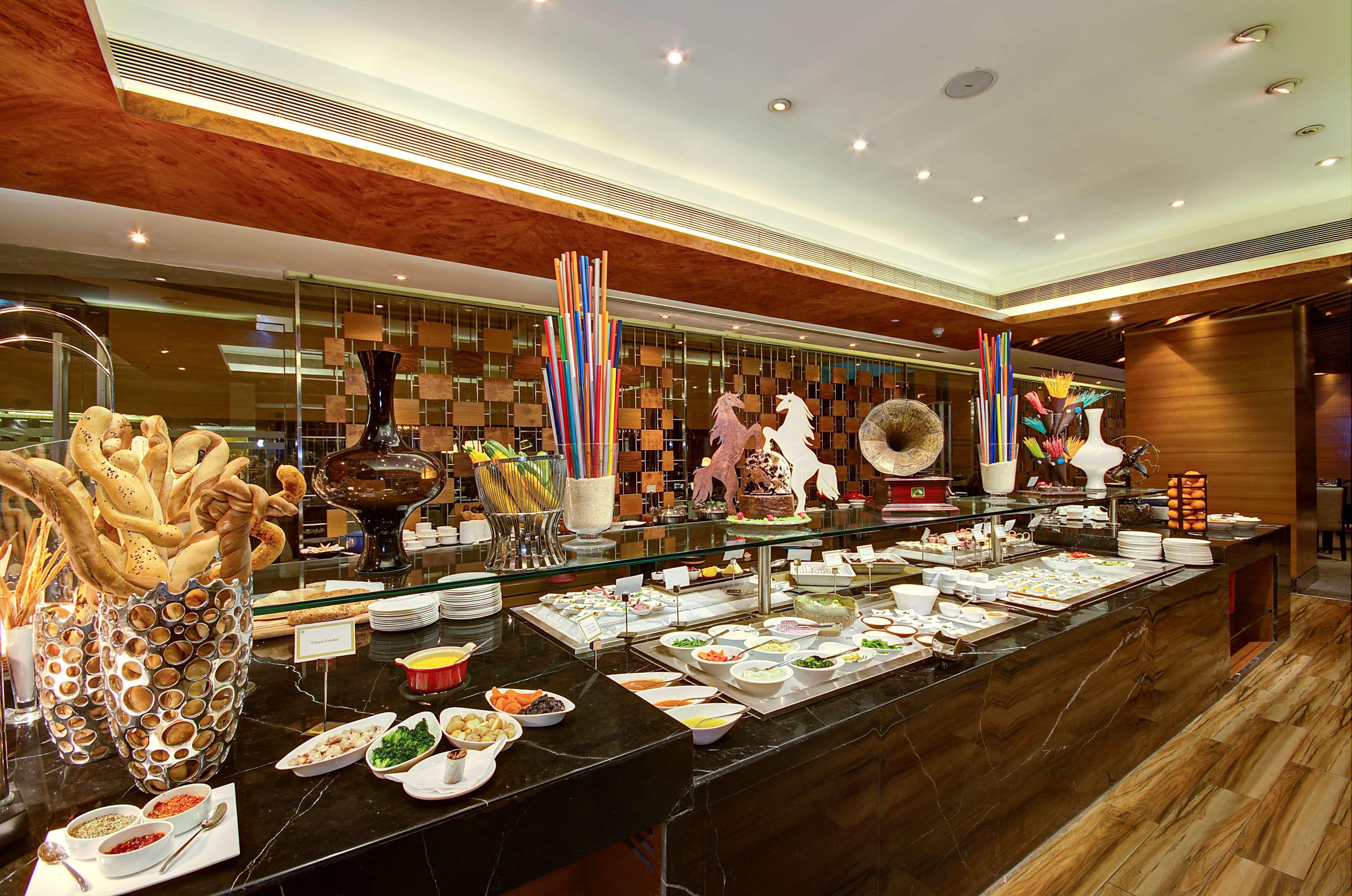 Radisson Blu Kaushambi Delhi Ncr Hotel กาเซียบัด ภายนอก รูปภาพ