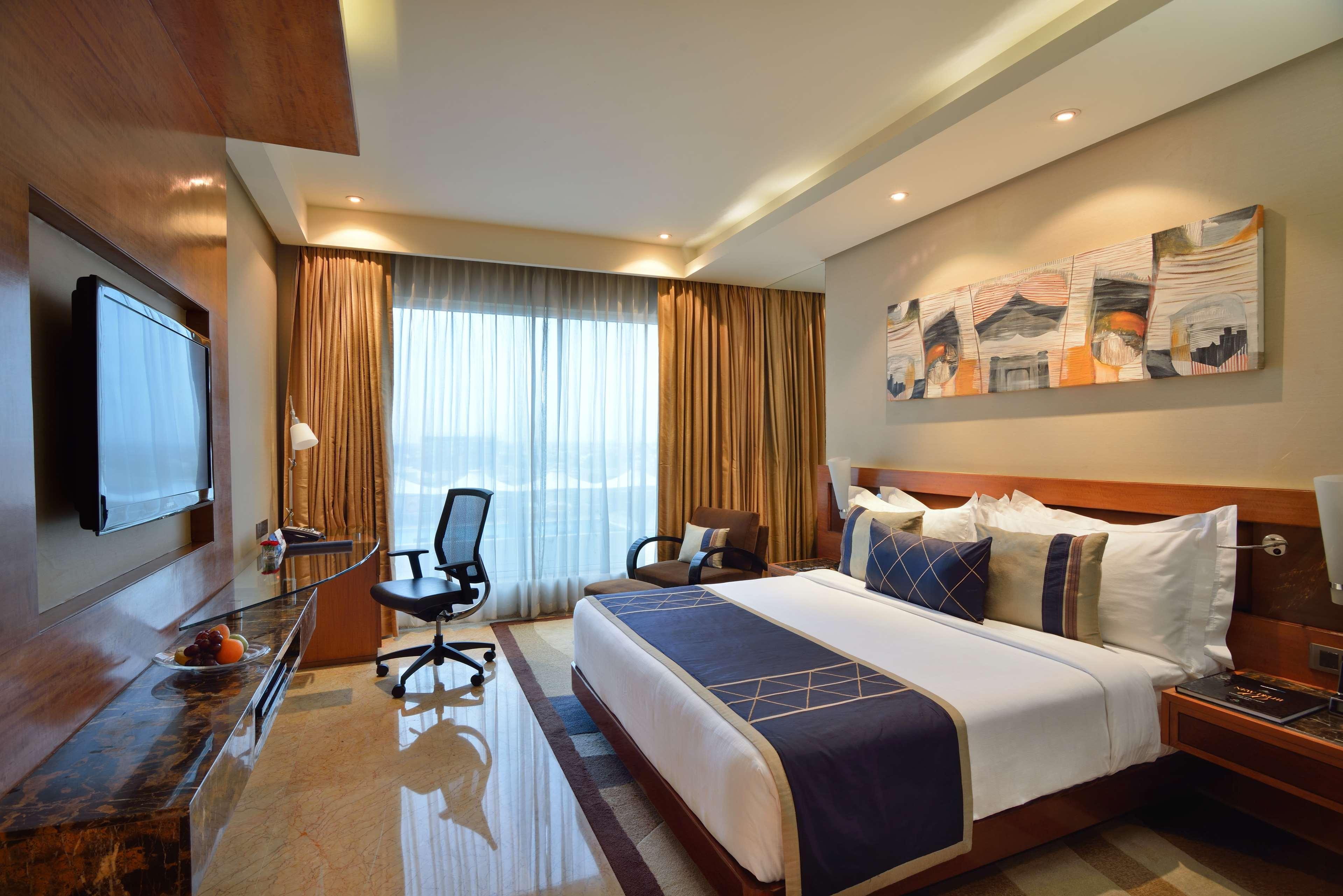 Radisson Blu Kaushambi Delhi Ncr Hotel กาเซียบัด ภายนอก รูปภาพ