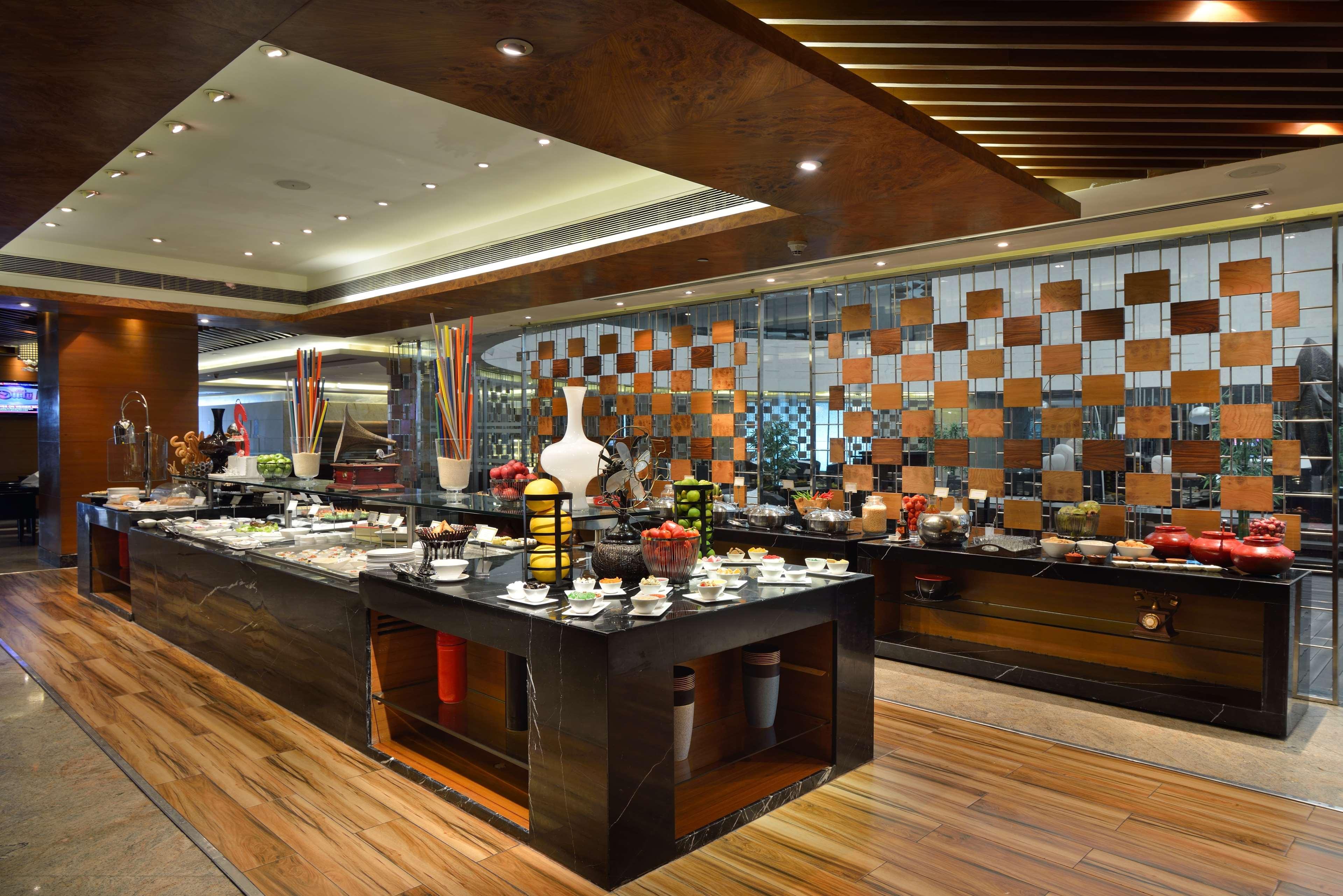 Radisson Blu Kaushambi Delhi Ncr Hotel กาเซียบัด ภายนอก รูปภาพ