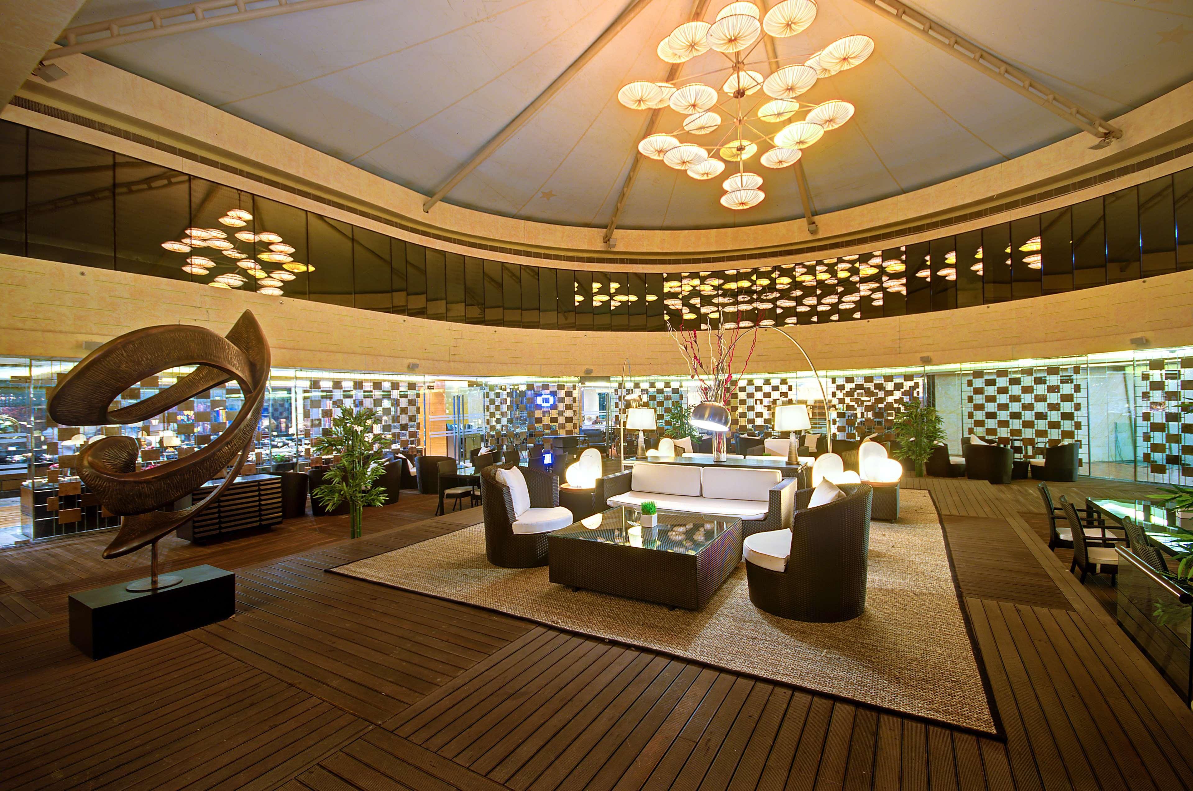 Radisson Blu Kaushambi Delhi Ncr Hotel กาเซียบัด ภายนอก รูปภาพ