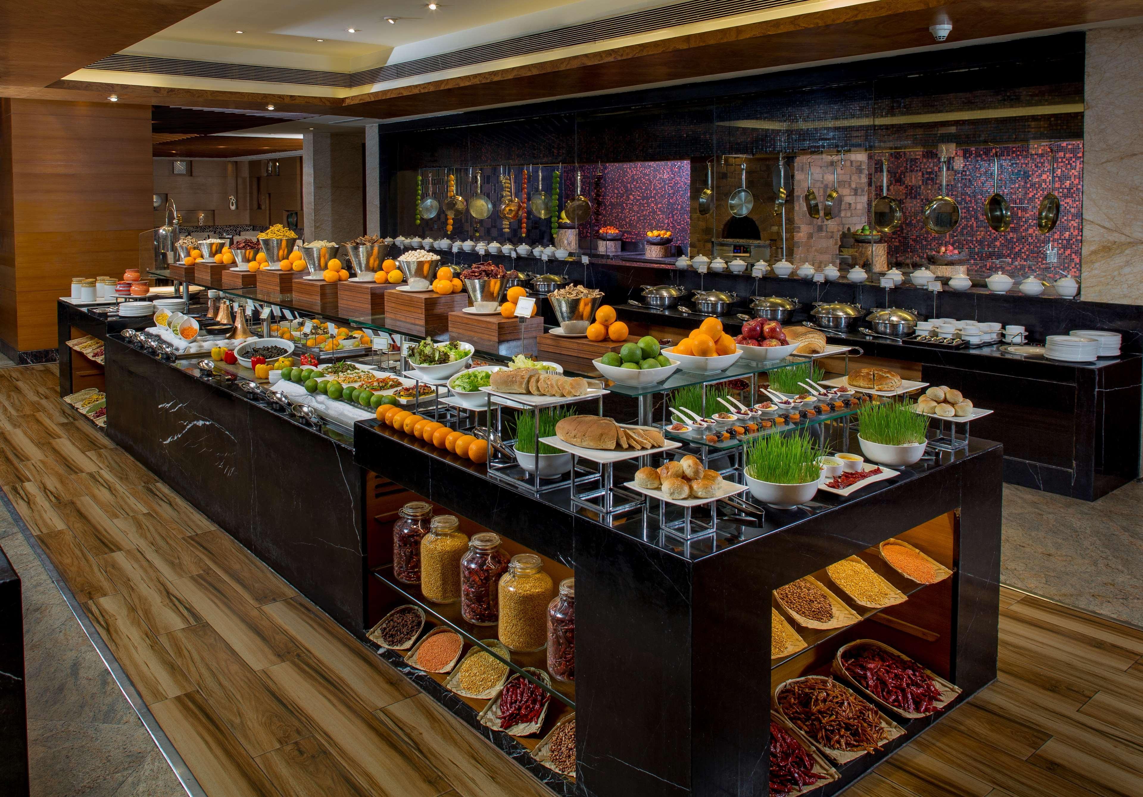 Radisson Blu Kaushambi Delhi Ncr Hotel กาเซียบัด ภายนอก รูปภาพ