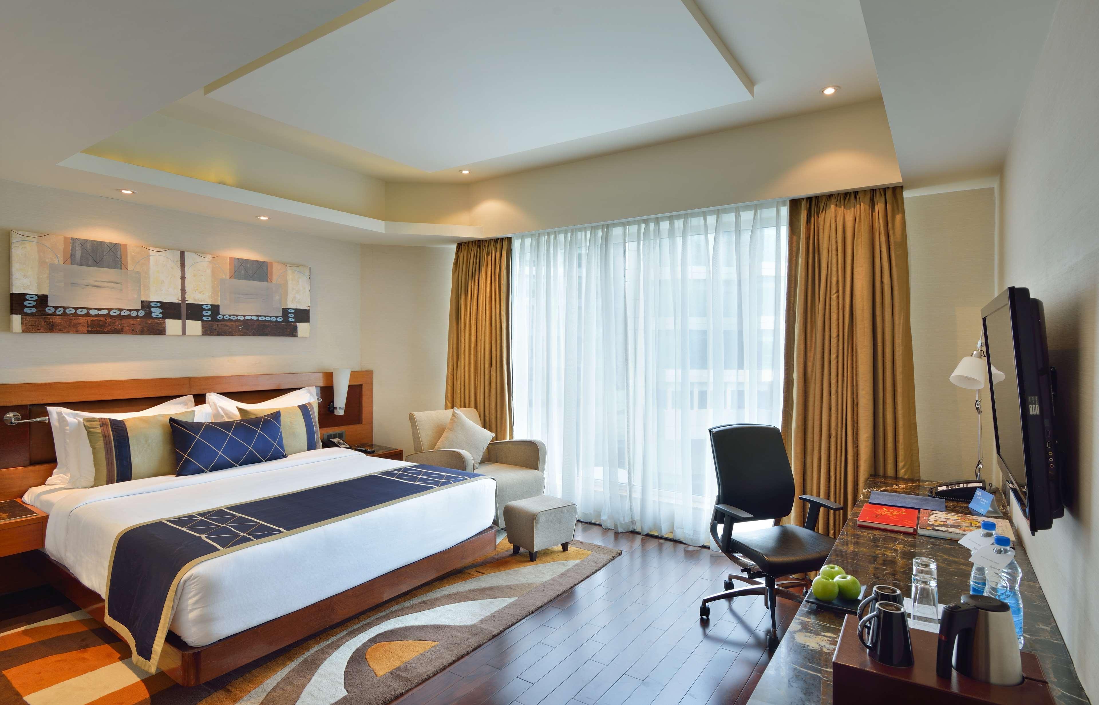 Radisson Blu Kaushambi Delhi Ncr Hotel กาเซียบัด ภายนอก รูปภาพ