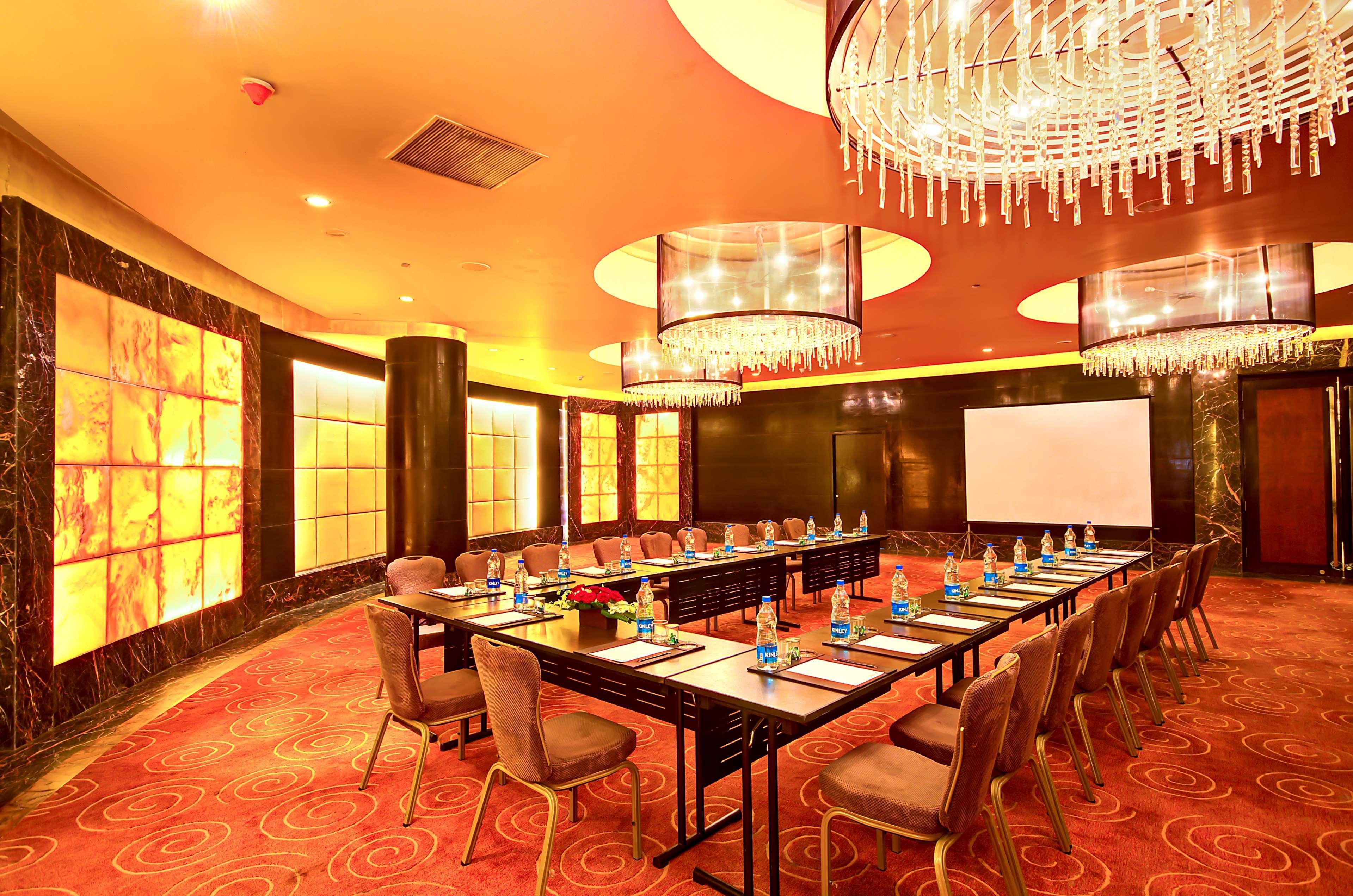 Radisson Blu Kaushambi Delhi Ncr Hotel กาเซียบัด ภายนอก รูปภาพ