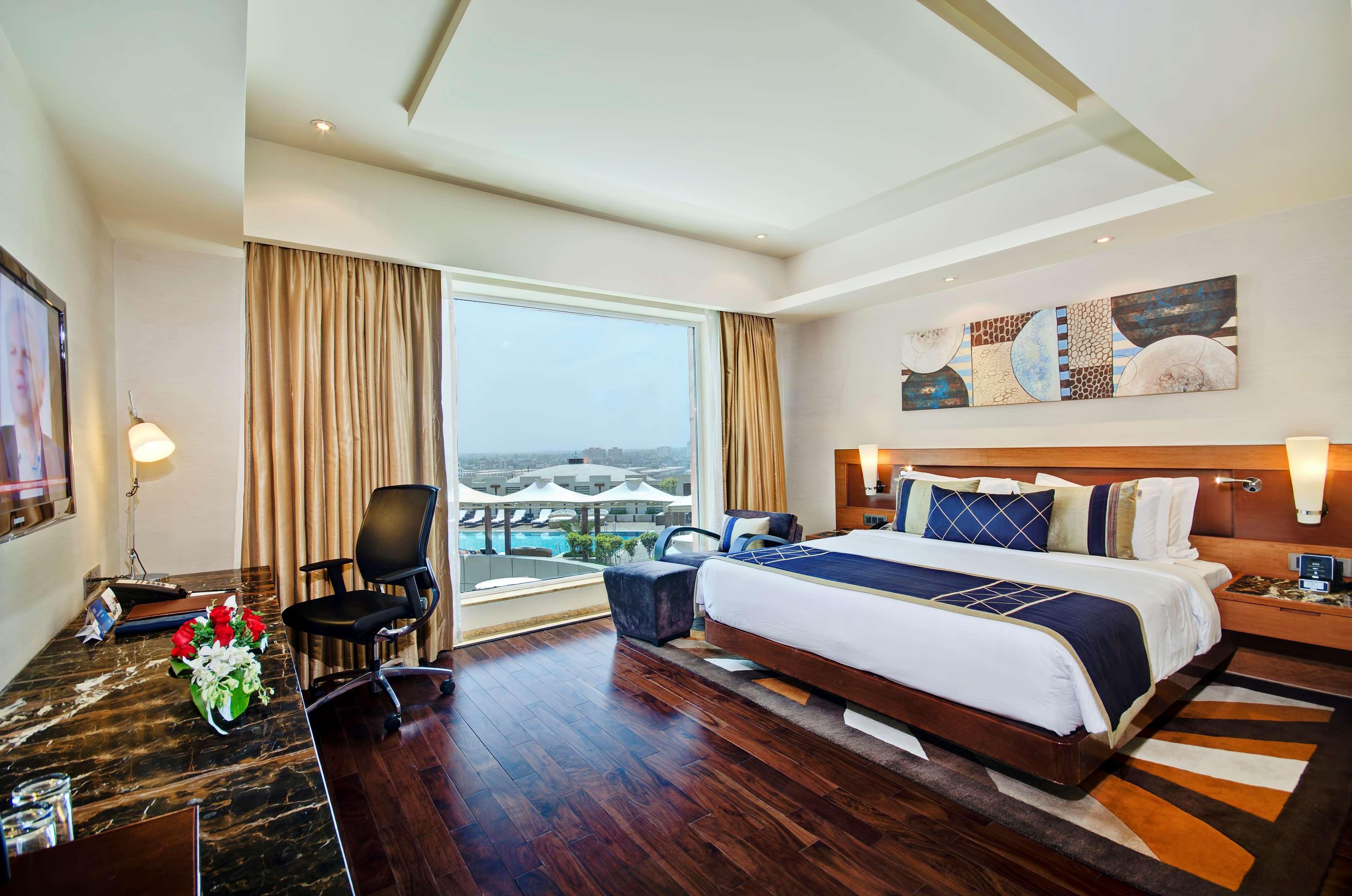 Radisson Blu Kaushambi Delhi Ncr Hotel กาเซียบัด ภายนอก รูปภาพ