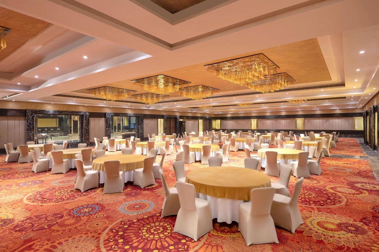 Radisson Blu Kaushambi Delhi Ncr Hotel กาเซียบัด ภายนอก รูปภาพ