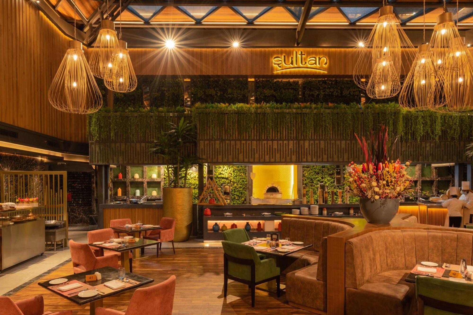 Radisson Blu Kaushambi Delhi Ncr Hotel กาเซียบัด ภายนอก รูปภาพ