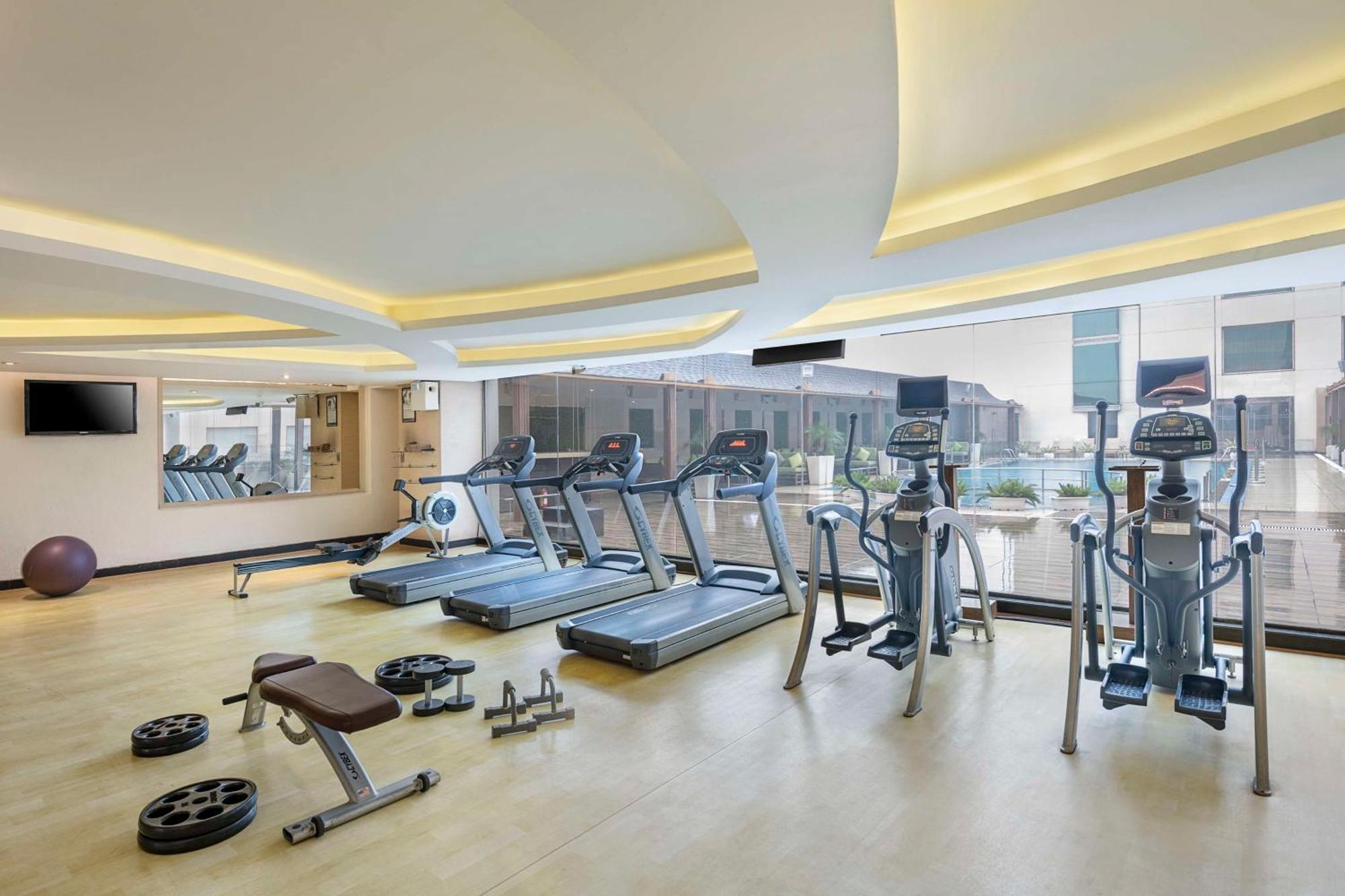 Radisson Blu Kaushambi Delhi Ncr Hotel กาเซียบัด ภายนอก รูปภาพ