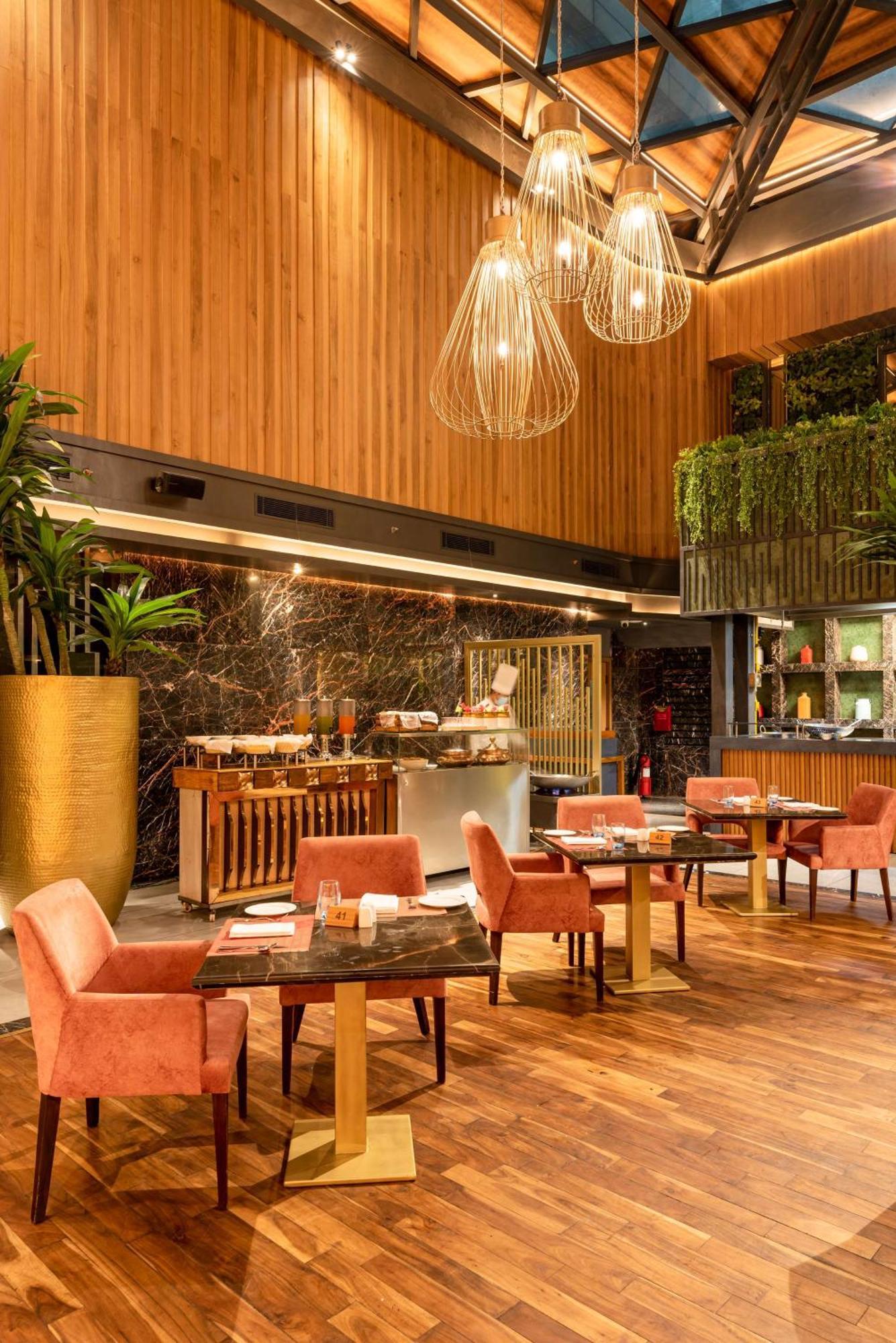 Radisson Blu Kaushambi Delhi Ncr Hotel กาเซียบัด ภายนอก รูปภาพ