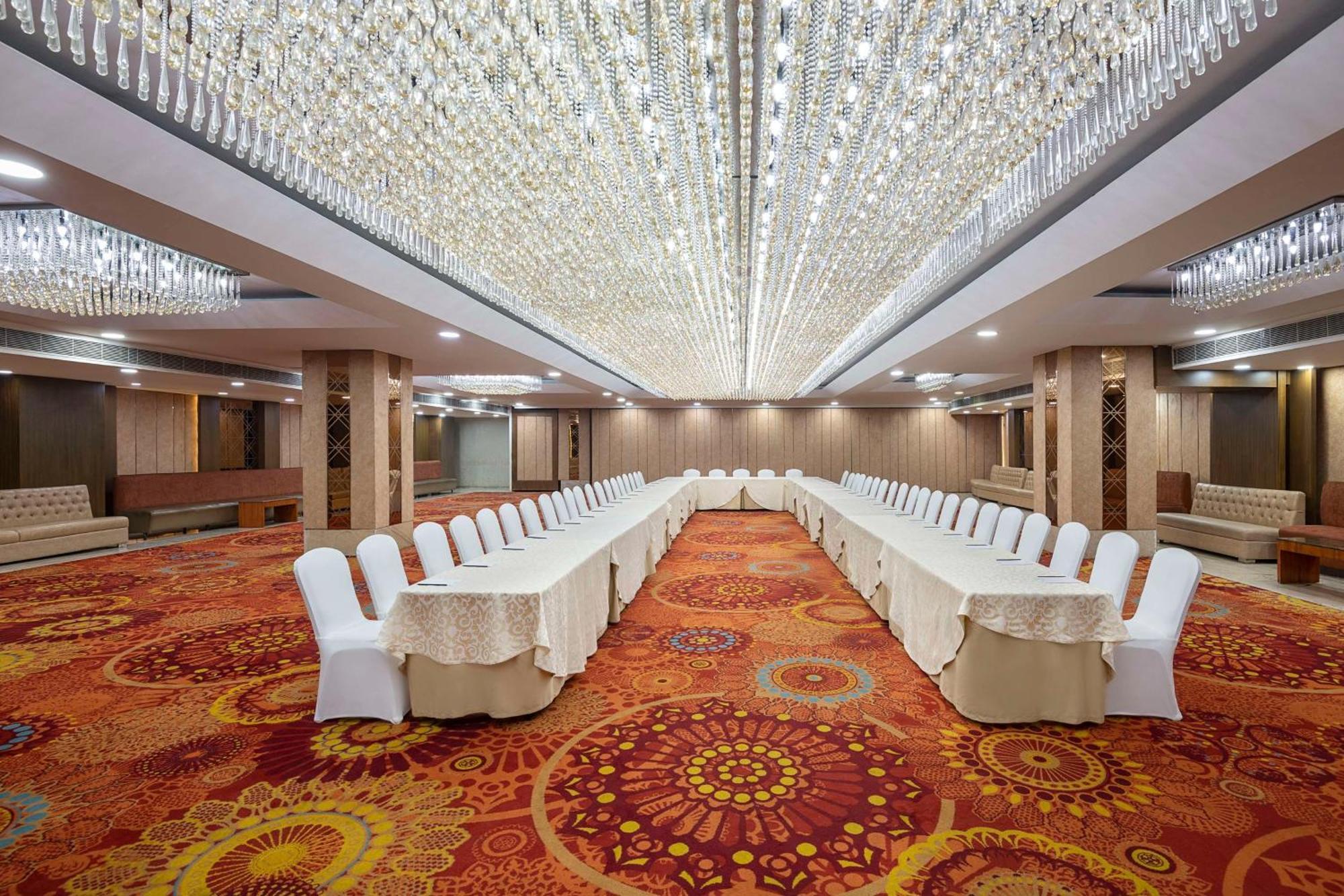 Radisson Blu Kaushambi Delhi Ncr Hotel กาเซียบัด ภายนอก รูปภาพ