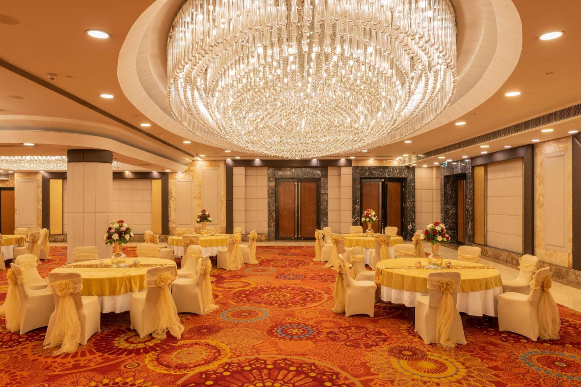 Radisson Blu Kaushambi Delhi Ncr Hotel กาเซียบัด ภายนอก รูปภาพ